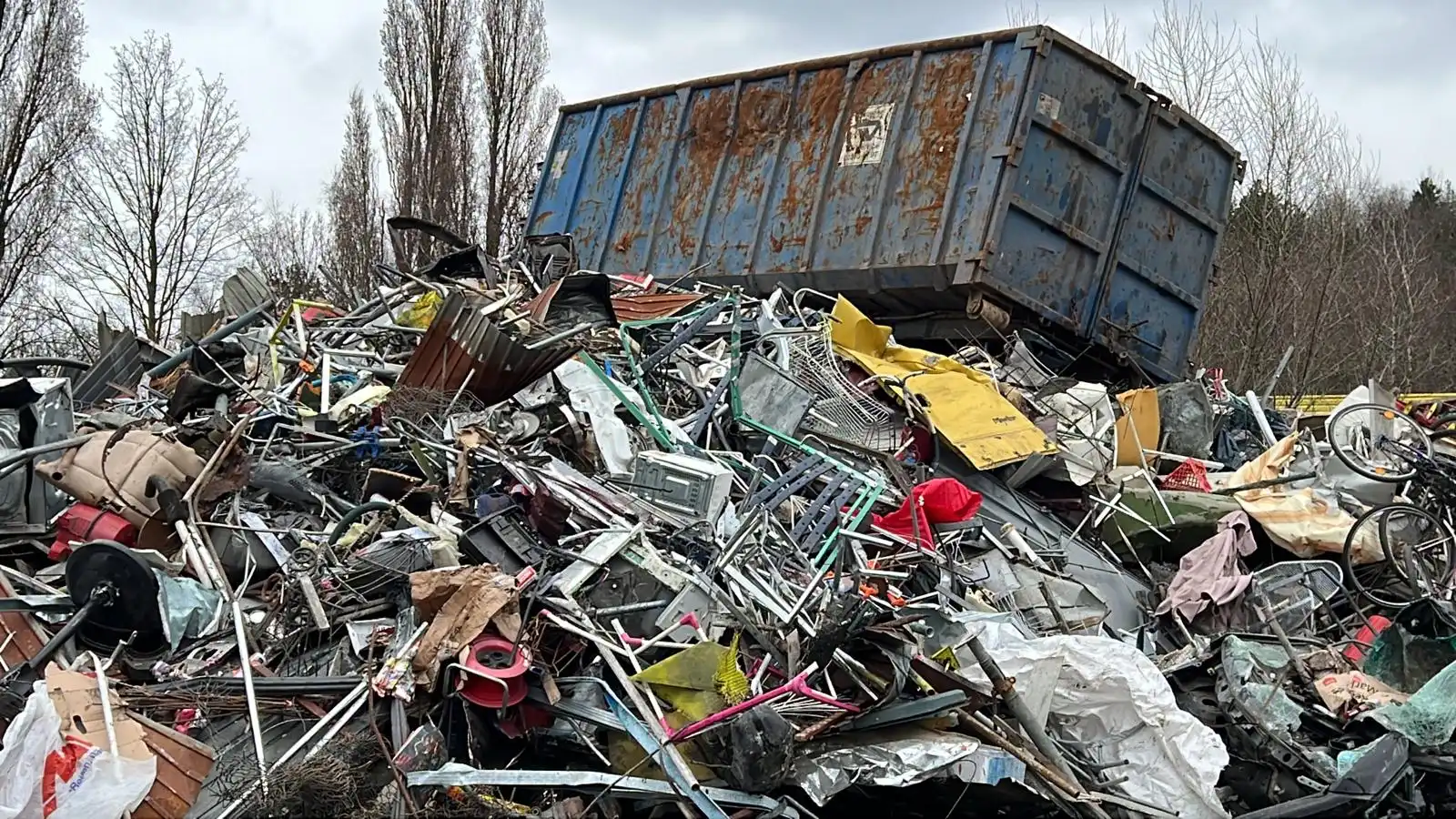 Schrotthändler beim Ankauf von Metallschrott in Bielefeld