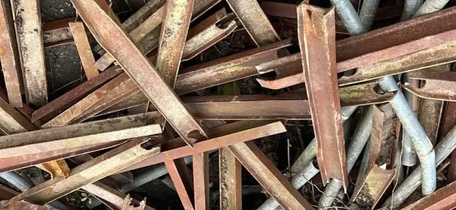 Gemischter Metallschrott und Metallrohre beim Schrottankauf in Aachen